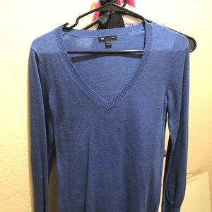 GAP V neck blue sweater-perfect for layering!